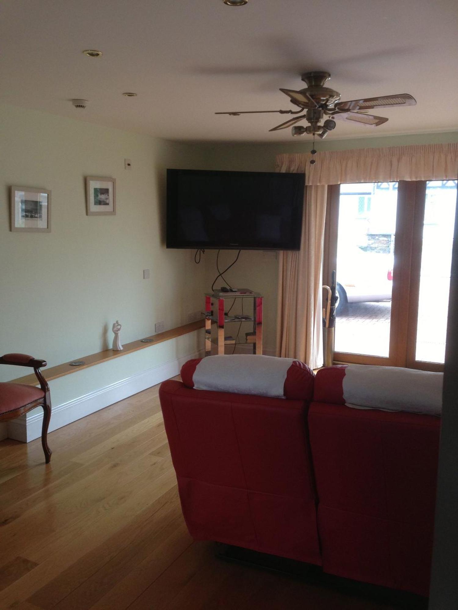 Room In Apartment - Bluebell Apartment Suite With Separate Lounge Area ทรูโร ภายนอก รูปภาพ