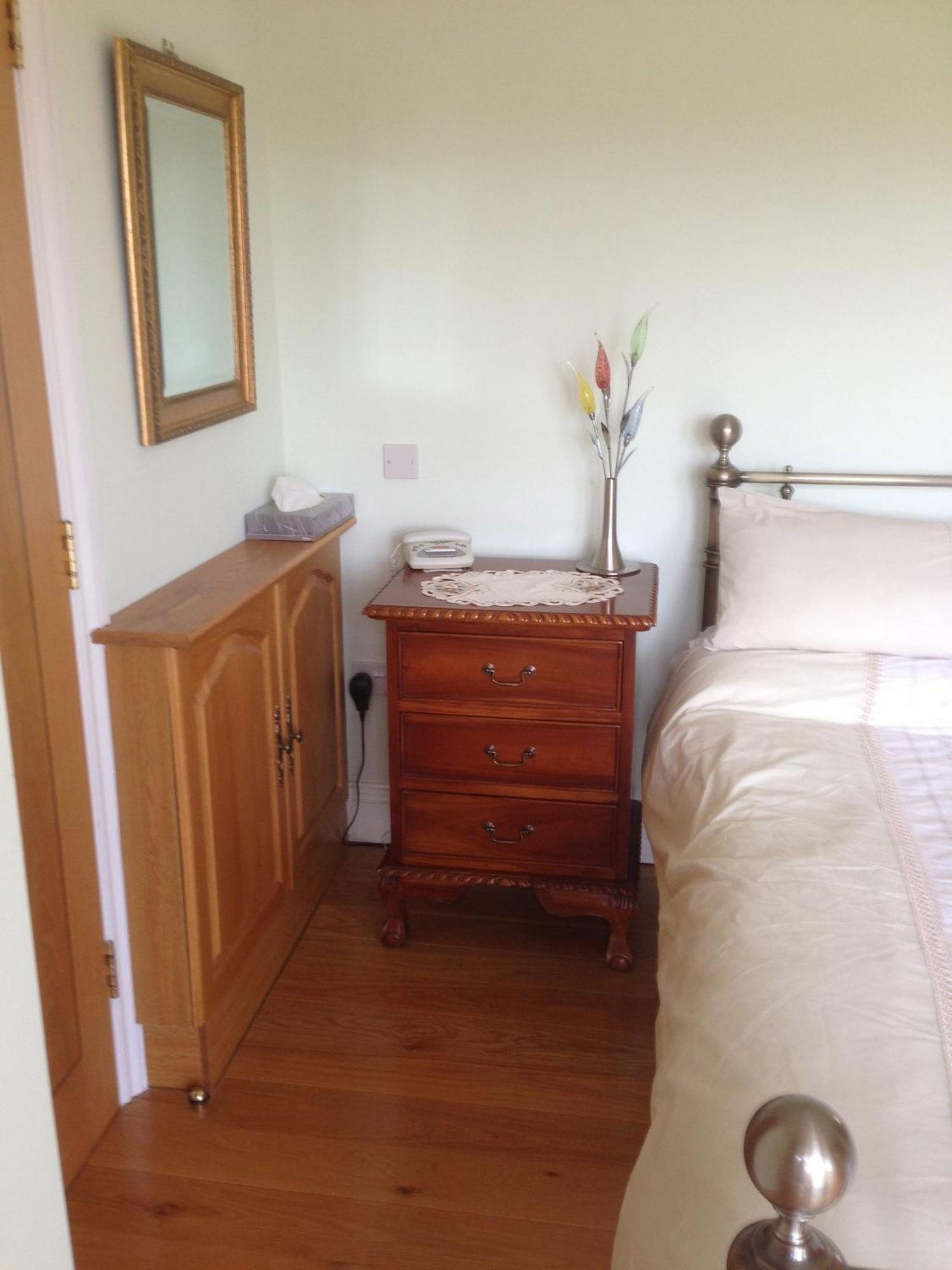 Room In Apartment - Bluebell Apartment Suite With Separate Lounge Area ทรูโร ภายนอก รูปภาพ